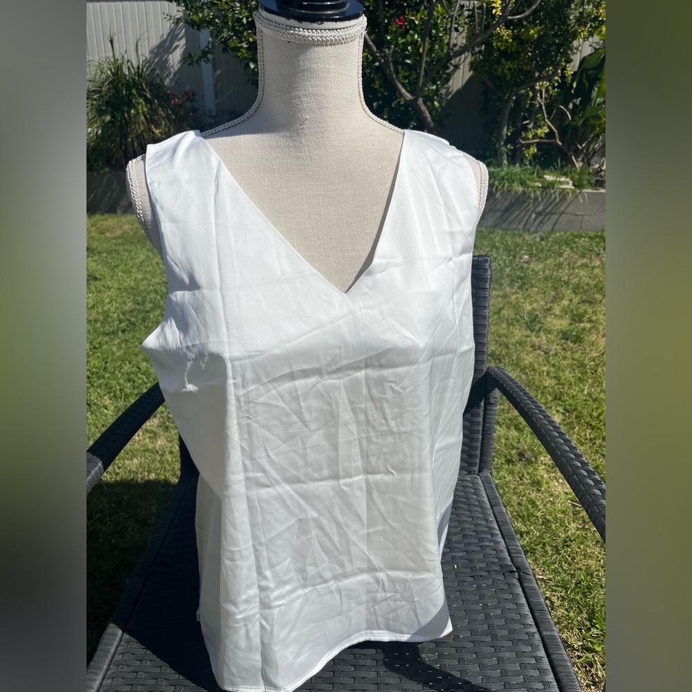 Chic White V-Neck Tank Top